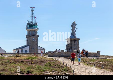 Leuchtturm Pointe du Raz. Die Pointe du Raz ist ein Vorgebirge, das sich von der westlichen Bretagne in Frankreich in den Atlantik erstreckt. Das örtliche bretonische Stockfoto