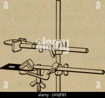 Übungen Erste Carhart und Rutsche Prinzipien der Physik zu begleiten. cm. Auf beiseite; Papier; metricscale Ring stand mit zwei kleinen Kondensator oder Bürette Klemmen, mit Kork gesäumten Backen. Einleitung: Konvexe Linsen in bestimmten optischen Instru-mente, weil die Bilder von ihnen hergestellten largerthan die Objekte betrachtet werden. Das Verhältnis der Durchmesser von Theimage auf den Durchmesser des Objekts ist der magnifyingpower des Objektivs. Durch die Größe eines Objekts, meinen wir, dass die scheinbare zu theunaided Auge. Es ist gefunden worden, dass themajority von Menschen erhalten, die eigene Vision wh Stockfoto