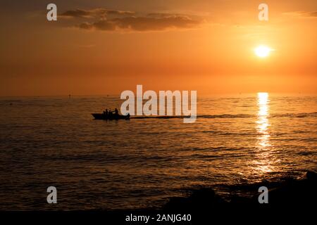 Sonnenuntergang am Pass-A-Grille Beach, Florida. Die Temperaturen stiegen in den 80er Einstellung in der Nähe der hohen Datensätze für diese Zeit des Jahres in Florida. Stockfoto