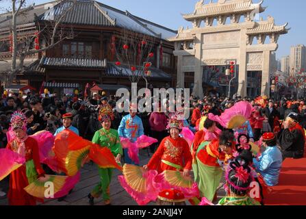 (Beginn) - Qingdao, Jan. 17, 2020 (Xinhua) - Folk Künstler yangko Tanz in Jimo Bezirk von Qingdao, in der ostchinesischen Provinz Shandong, Jan. 17, 2020. Verschiedene Arten von Aktivitäten waren am Freitag in ganz China die Traditionelle Chinesische Xiaonian Festival, die den Start des Countdown Kennzeichnung ist zum chinesischen Neujahrsfest, das am 31.01.25 In diesem Jahr fällt zu feiern. (Foto von Zhang Tao/Xinhua) Stockfoto