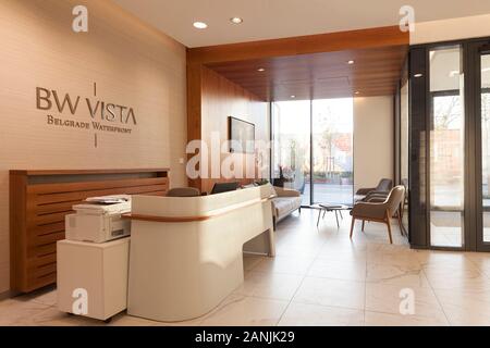 Belgrad, Serbien Oktober 15, 2019: Belgrad Waterfront Vista Residence Eingangshalle mit Rezeption, ein Sofa, Sessel. Modernes Gebäude Eingang i Stockfoto