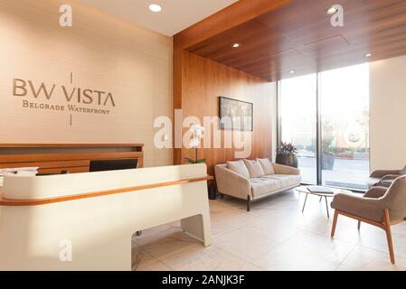 Belgrad, Serbien Oktober 15, 2019: Belgrad Waterfront Vista Residence Eingangshalle mit Rezeption, ein Sofa, Sessel. Modernes Gebäude Eingang i Stockfoto