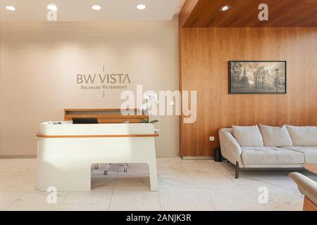 Belgrad, Serbien Oktober 15, 2019: Belgrad Waterfront Vista Residence Eingang Lobby mit Rezeption und einem Sofa. Modernes Gebäude Eingang in Belgra Stockfoto