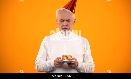Einsamer Mann in Kuchen suchen, von den Verwandten vergessen umgekippt, Einsamkeit Stockfoto
