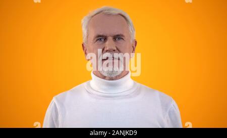 Grauhaarige ältere Mann bewundern Aussehen, Haare berühren und lächelnd vor der Kamera Stockfoto