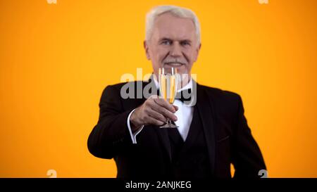 Grauhaariger Mann in Anzug Toasten mit Champagner Glas, Feiern, Leben, Urlaub Stockfoto