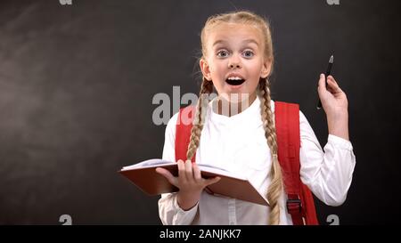 Nachdenklich weiblichen Kind mit Rucksack mit Hausaufgaben, eine Idee, Bildung Stockfoto