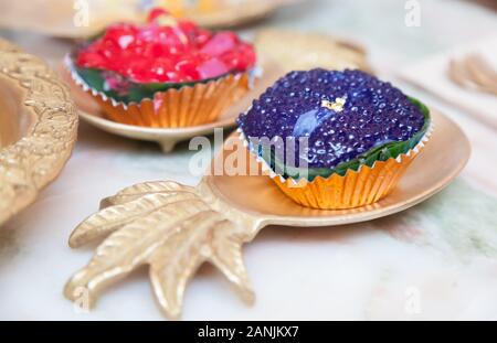 Tako (Traditionelle Thai Pudding mit Kokosnuss Topping) ist Dessert von Thailand, aus Mehl, Zucker, Kokosmilch und Aromastoffe Bestandteil. Tako hat gre Stockfoto