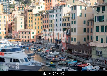 Boote im Yachthafen von Camogli, Ligurien, Italien unter bunten waterfront Gebäude in dieses malerische touristische Attraktion auf dem Italienischen Rivier Stockfoto