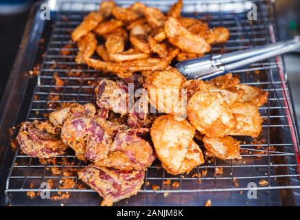 Traditionelle Thai Street Food Snack, Frittierte süße Taro, Bananen und Maniok mit brotkrumen am Marktstand. Tropische Früchte und essen Was-parameter produzieren Stockfoto