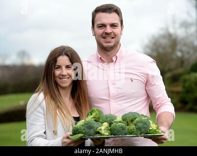 Mitglieder der fröhlichen Millionen Syndicate, aus Romford, Essex, Hayley Parker, der eine gewinnende Rubbelkarte am Heiligabend nachdem wir einige Brokkoli für eine Mahlzeit zu kaufen gekauft, feiert den Gewinn mit ihrem Partner Matt Munn, an der Börse Bach-countryklub, Billericay, Essex. PA-Foto. Bild Datum: Freitag, Januar 17, 2020. Siehe PA Geschichte lotterie Familie. Photo Credit: Nick Ansell/PA-Kabel Stockfoto