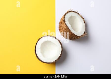 Kokosnuss Hälften auf zwei ton Hintergrund, Platz für Text Stockfoto
