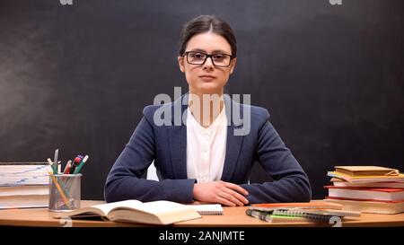 Ernste und strenge Lehrerin zu Kamera suchen, die Bildungsreform Besetzung Stockfoto