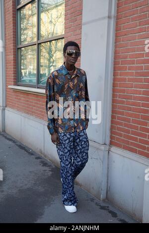 Mailand, Italien - Januar 13, 2019: Top Modell vor Fendi fashion show, Mailand Fashion Week street style Stockfoto