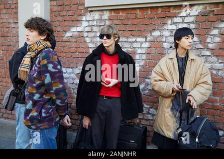 Mailand, Italien - Januar 13, 2019: Top Modelle nach Fendi fashion show, Mailand Fashion Week street style Stockfoto