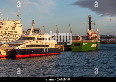 Kapstadt Südafrika. Dezember 2019. Das Greenpeace Schiff Artic Sunrise & Robin Island Fähre, Sikhululekile im Hafen von Kapstadt. Stockfoto