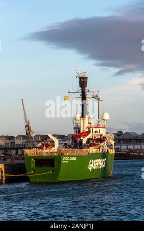 Kapstadt Südafrika. Dezember 2019. Das Greenpeace Schiff Artic Sunrise bei Sonnenuntergang im Hafen von Kapstadt. Ein Ice Breaker. Stockfoto