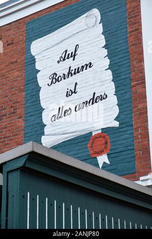 Wandbild in deutscher Sprache bedeutet "Alles ist anders auf Borkum" Stockfoto