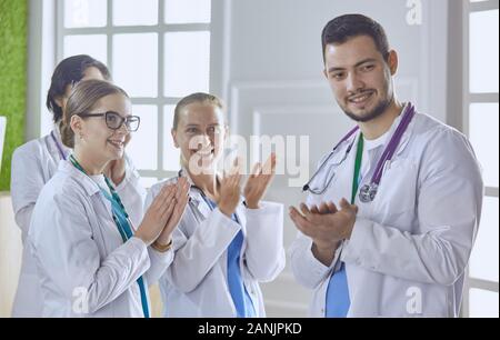 Happy medizinisches Team, bestehend aus weiblichen und männlichen Ärzten breit grinsend und einen Daumen hoch für den Erfolg und in der Hoffnung. Stockfoto