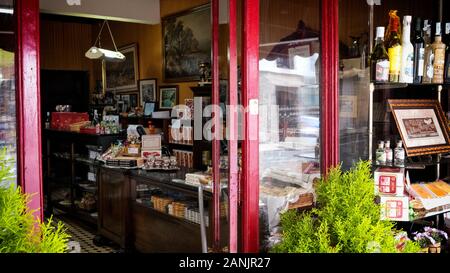 Store Blick auf Casa Olmo, einem Kantabrischen traditionelle Köstlichkeiten, gegründet im Jahre 1908 (Ontaneda, Corvera de Toranzo, Valles Pasiegos, Kantabrien, Spanien) Stockfoto