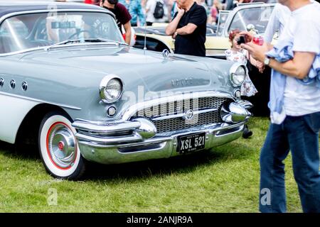 Ein klassisches Auto aus den 1950er Jahren, das 1955 Buick Special American Car, auf einer Automobilausstellung ausgestellt wurde und von den Besuchern bewundert und fotografiert wurde Stockfoto