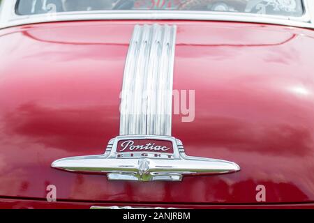 Detail der 50er Pontiac acht Chrom trunk Abzeichen Stockfoto