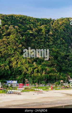 Sao Vicente - SP, Brasilien - 21. November 2019: Luftaufnahme der Sesselbahn von Sao Vicente am Morro do Itarare Hill. Touristische Attraktion, die geht nach oben. Stockfoto