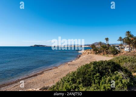 Playa del Mojon, Isla Plana, Murcia, Costa Calida, Spanien, EU. Strand am Mittelmeer in der Nähe von Cartagena und Puerto de Mazarron. Blue sea water Stockfoto