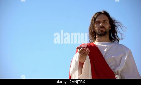Jesus die Hand gegen den blauen Himmel, die Vergebung und Heil der Sünder Stockfoto