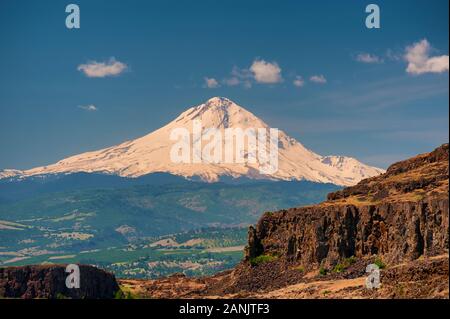 Mt. Haube ein Vulkan in der Cascade Mountain Range mit Schnee ein Blick von der Washington Seite der Columbia River Gorge abgedeckt. Stockfoto