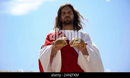 Gott brachen das Brot in zwei gleiche Teile, Gerechtigkeit, Nächstenliebe, Hungrigen zu nähren Stockfoto