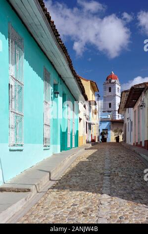 Kuba, Ciego de Avila, Gasse und Kirche. Lane und Kirche, Ciego de Avila, Kuba | Gasse und Kirche, Ciego de Avila, Kuba Stockfoto