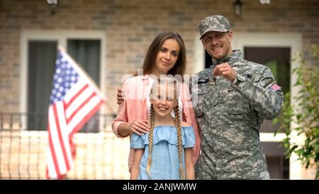 US-Militär Mann mit Familie, Schlüssel aus Haus, Vorteile in der Gutschrift Stockfoto