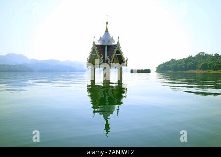 Die alte Struktur des Wat Wang Wirekaram (Alt), der Unterwasserstadt, nachdem der Damm gebaut wurde, Sangkhlaburi Bezirk, Thailand Stockfoto
