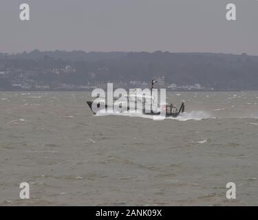 Admiralty Pilot Startet 'SD Solent Racer' kämpft durch raues Wasser in Spithead Stockfoto