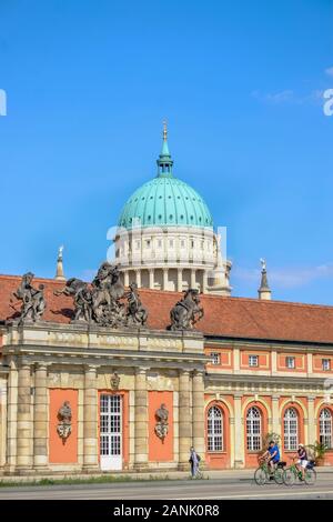 Potsdam City Palace, Filmmuseum, St. Nikolaus Kirche im Hintergrund Stockfoto