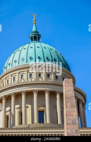 Kirche St. Nikolaus, Dome und Marmor obelisk Stockfoto