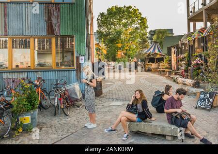 Junge Menschen im Eingangsbereich der Holzmarkt, alternativen kulturellen Veranstaltungsort Stockfoto