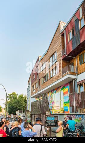 Geführte Tour vor holzmarkt alternativen kulturellen Veranstaltungsort Stockfoto