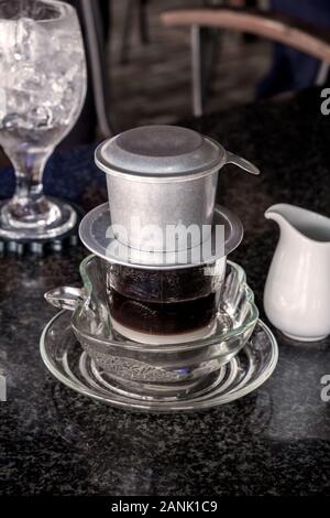 Traditionelle vietnamesische Kaffee mit Kondensmilch im Restaurant in der Nähe von Stockfoto