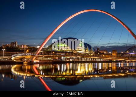 Gateshead Millennium Bridge über den Fluss Tyne Stockfoto