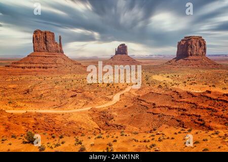 Monument Valley an der Grenze zwischen Arizona und Utah in den Vereinigten Staaten Stockfoto