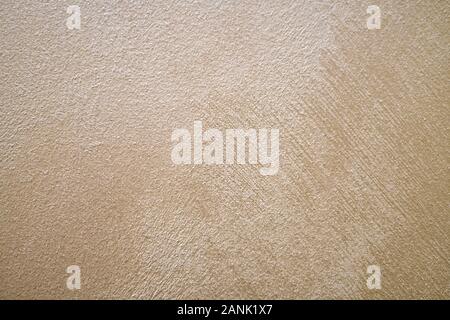 Hellbeige peach Pearl Gips Hintergrund mit Abstrichen in der Richtung von oben nach links nach rechts. Stockfoto