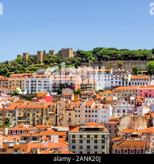 Lissabon Häuser und das Castelo de São Jorge aus gesehen Santa Justa Aussichtsplattform. Stockfoto