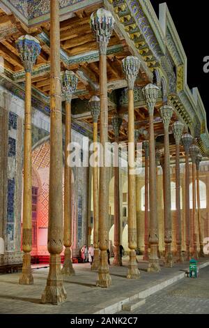 Night Shot von beleuchteten Säulen von Bolo Bolo Hauz Hovuz Moschee oder Moschee, Buchara, Usbekistan, in Zentralasien Stockfoto