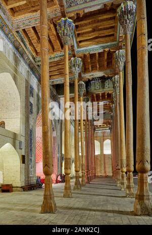 Night Shot von beleuchteten Säulen von Bolo Bolo Hauz Hovuz Moschee oder Moschee, Buchara, Usbekistan, in Zentralasien Stockfoto