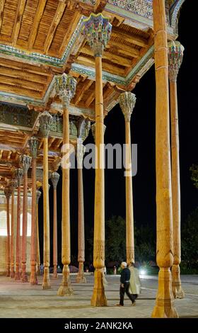 Night Shot von beleuchteten Säulen von Bolo Bolo Hauz Hovuz Moschee oder Moschee, Buchara, Usbekistan, in Zentralasien Stockfoto