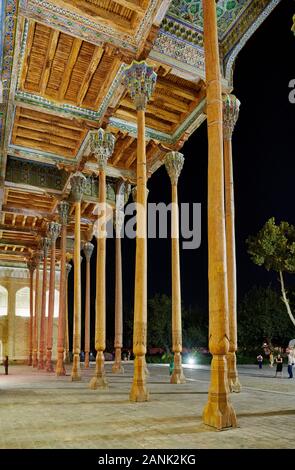 Night Shot von beleuchteten Säulen von Bolo Bolo Hauz Hovuz Moschee oder Moschee, Buchara, Usbekistan, in Zentralasien Stockfoto