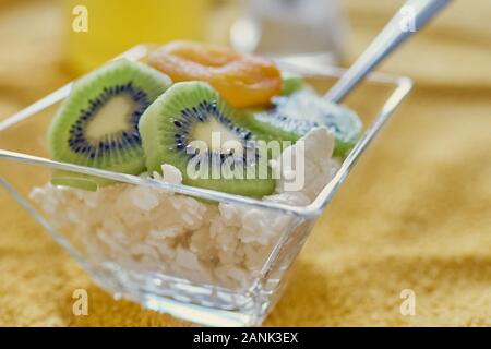 Hüttenkäse, Kiwi und getrockneten Aprikosen in eine Glasschüssel, Seitenansicht Stockfoto