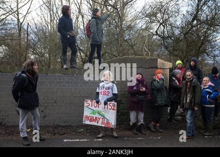 Harefield, UK. 17. Januar, 2020. Aktivisten von Stop HS2 und Aussterben Rebellion stehen vor Wald erwartet dieses Wochenende von HS2 am Anfang einer Drei-Tag 'stand für Protest der Bäume in den Colne Valley zerstört werden zeitlich mit dem Holzeinschlag Arbeit zusammenfällt. 108 alte Waldgebiete sind von der Hochgeschwindigkeitsstrecke, vernichtet zu werden. Credit: Mark Kerrison/Alamy leben Nachrichten Stockfoto